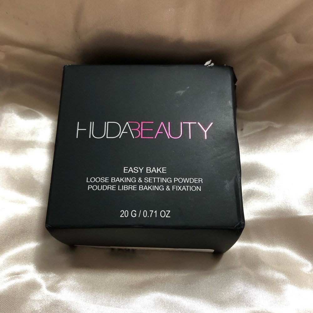 HUDA BEAUTY Easy Bake loose baking and setting powder.